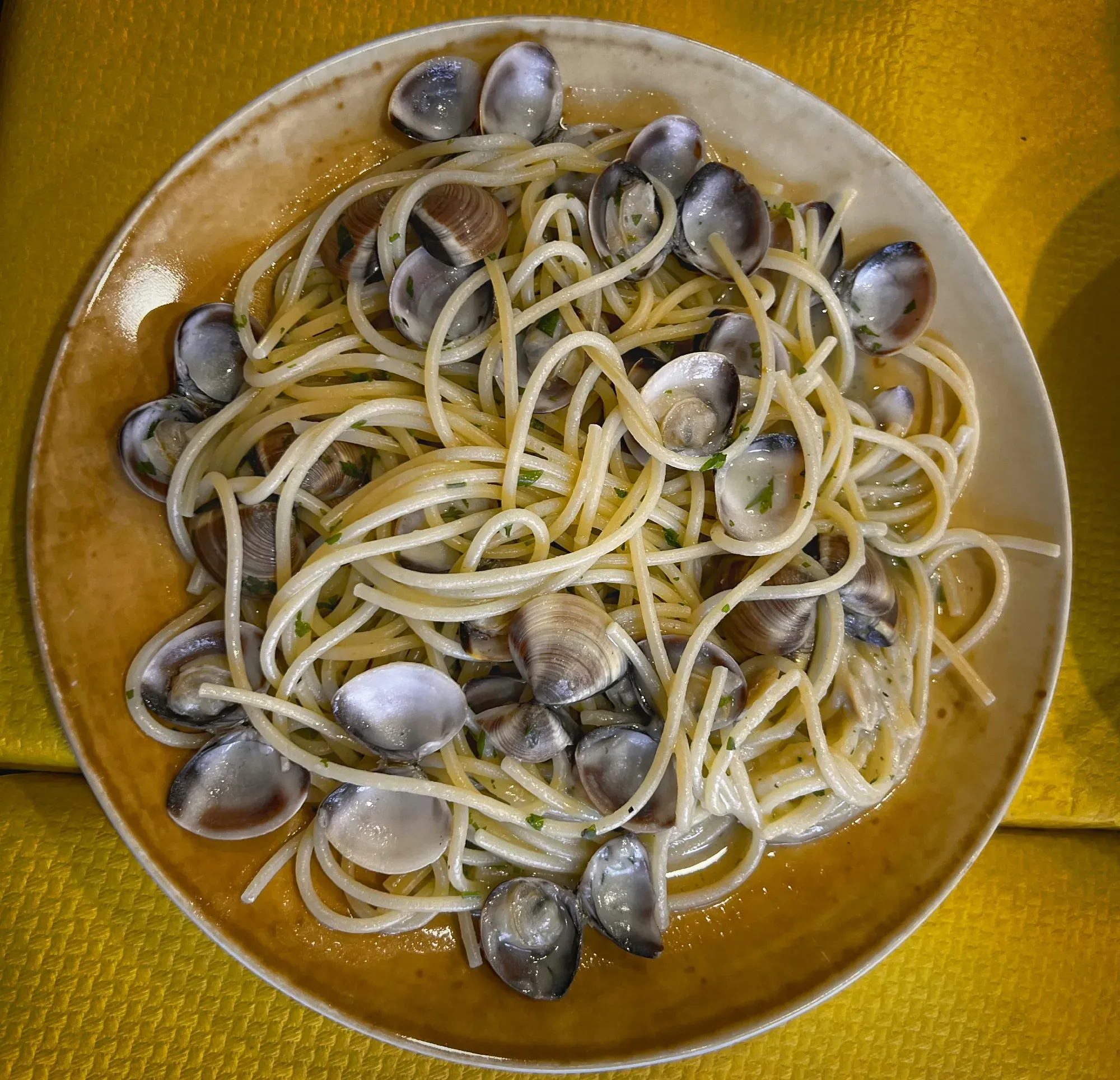 Spaghetti alla Vongole. Overhead shot.