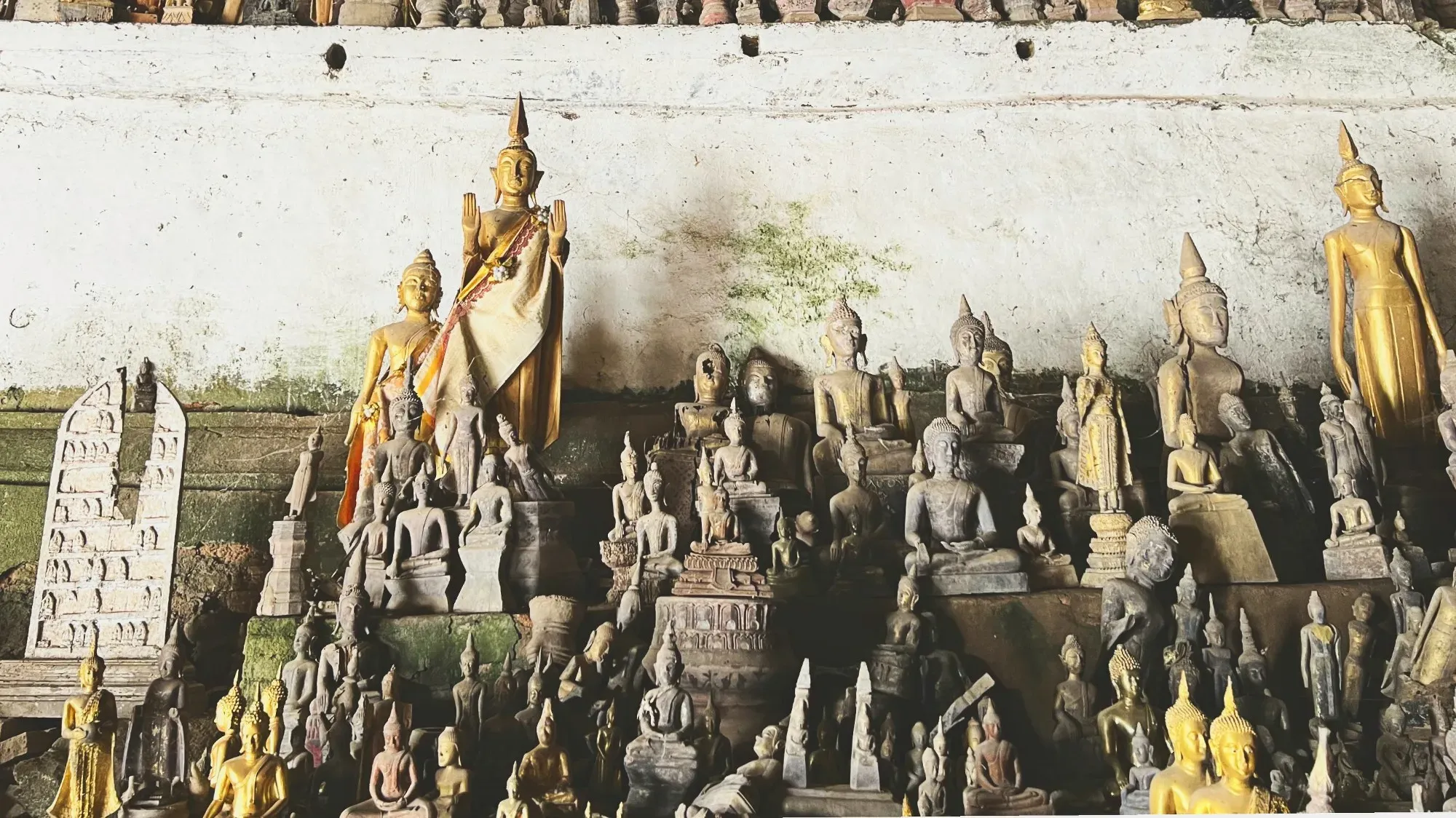 Many mini buddha statues in the "Buddha Caves" / Pak Ou Caves.