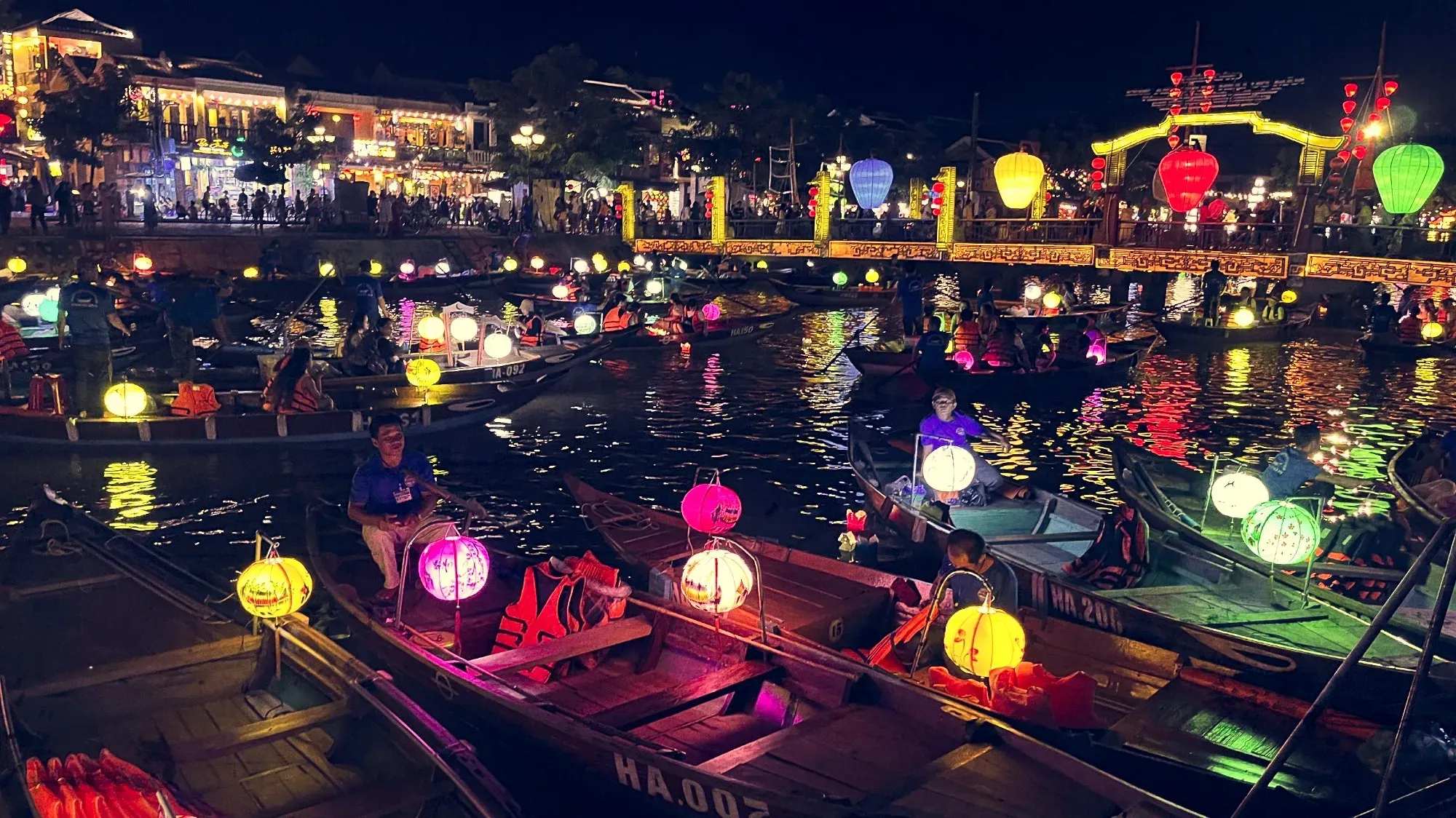 Hoài River with many boats and lanterns in Hội An at night.