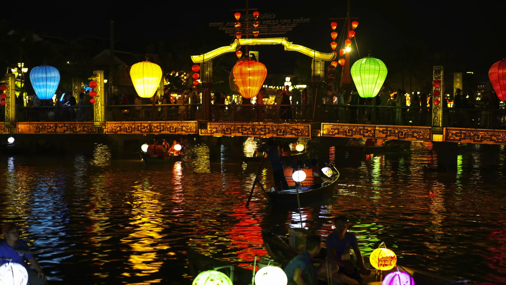 Hội An at night shot of the bridge and lanterns