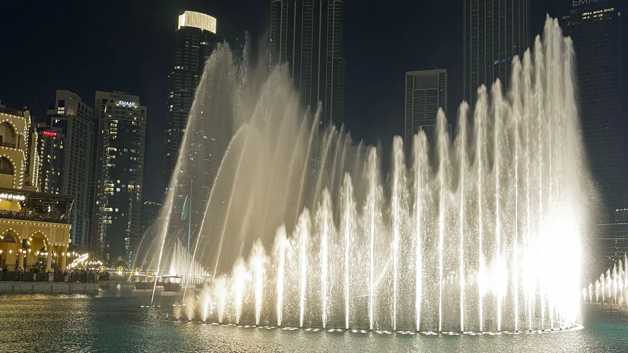 Fountain heads arranged in a circle spraying water vertically in succession