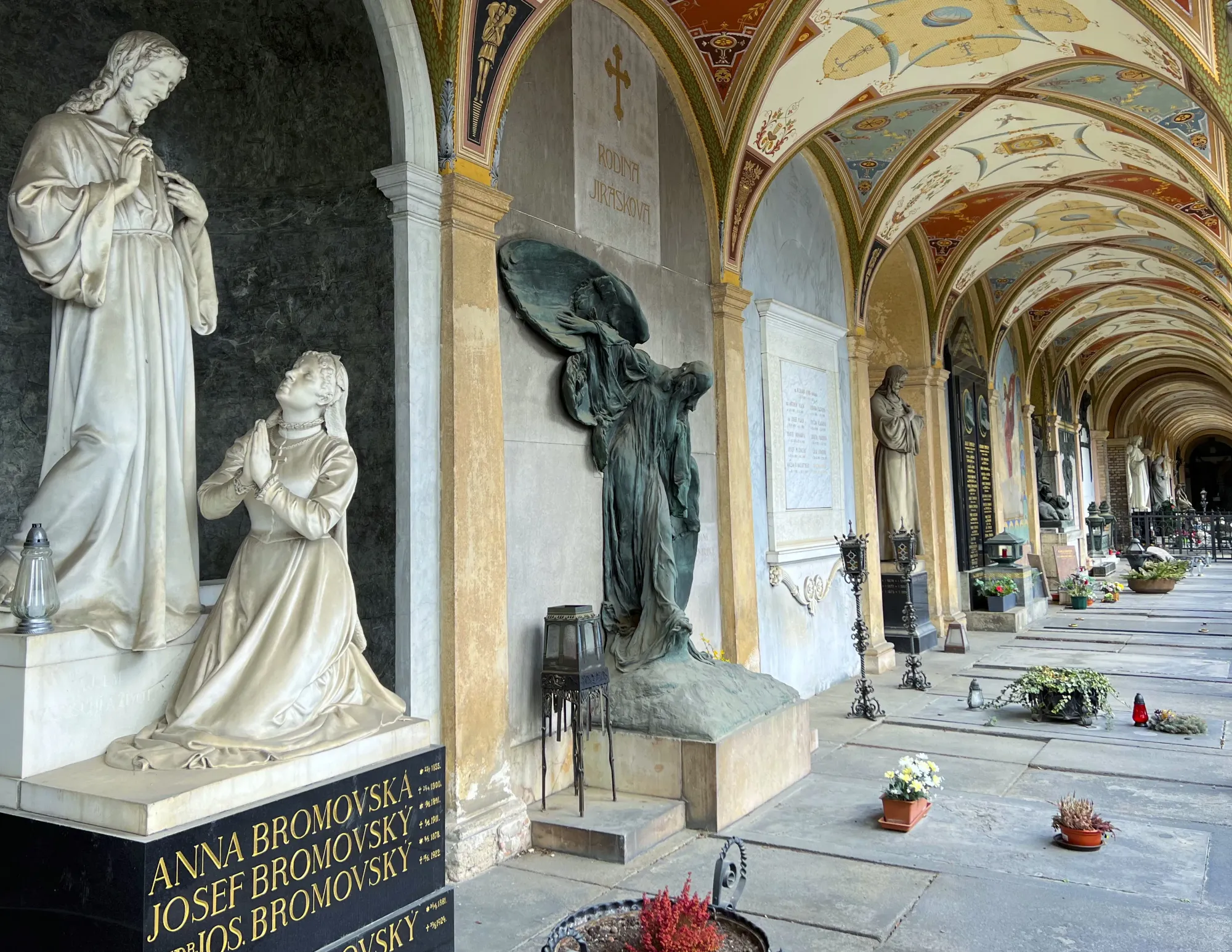 Wall of graves with individual statues in Vyšehrad cemetery