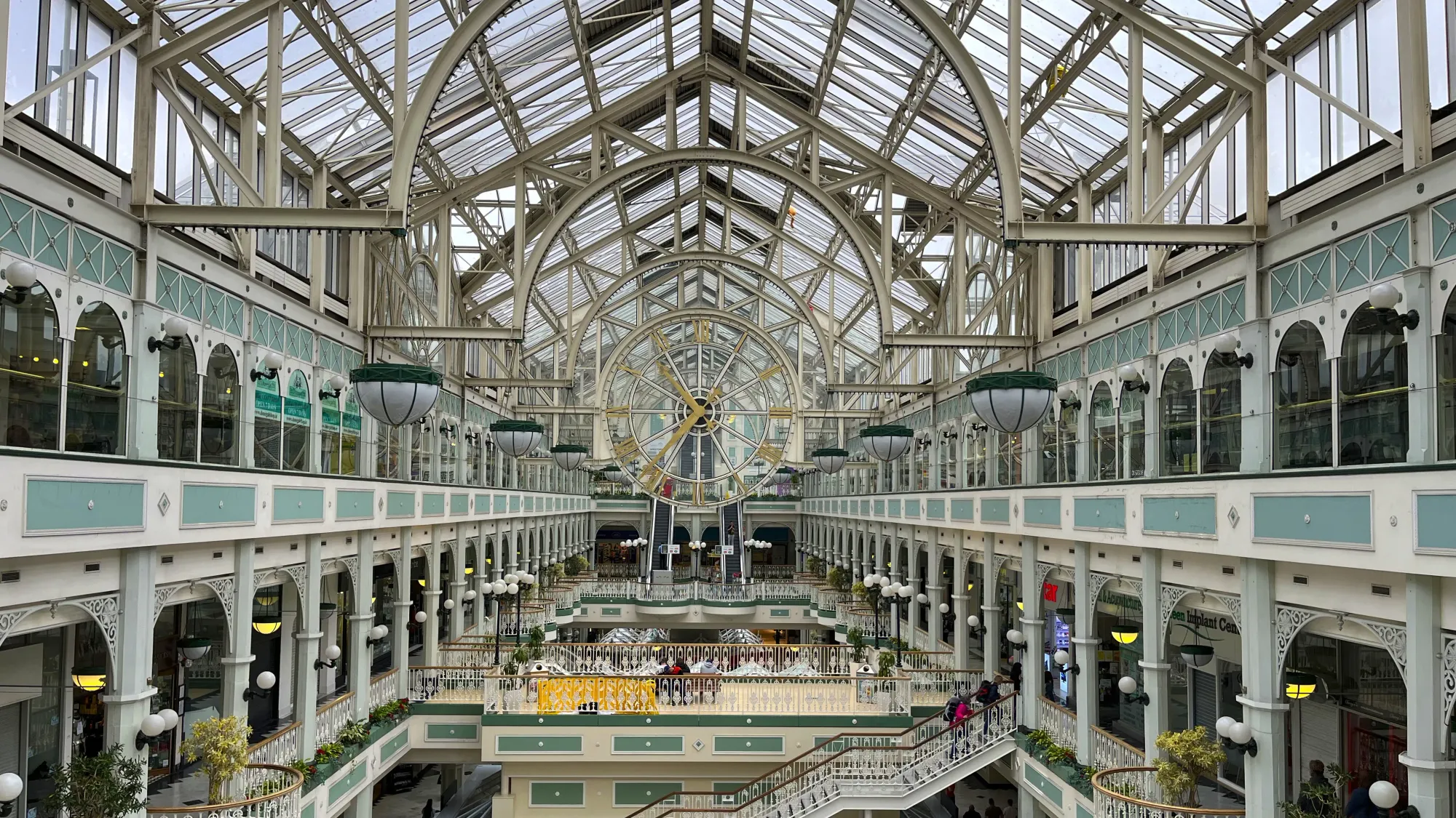 Glass ceiling with arches in a shopping center
