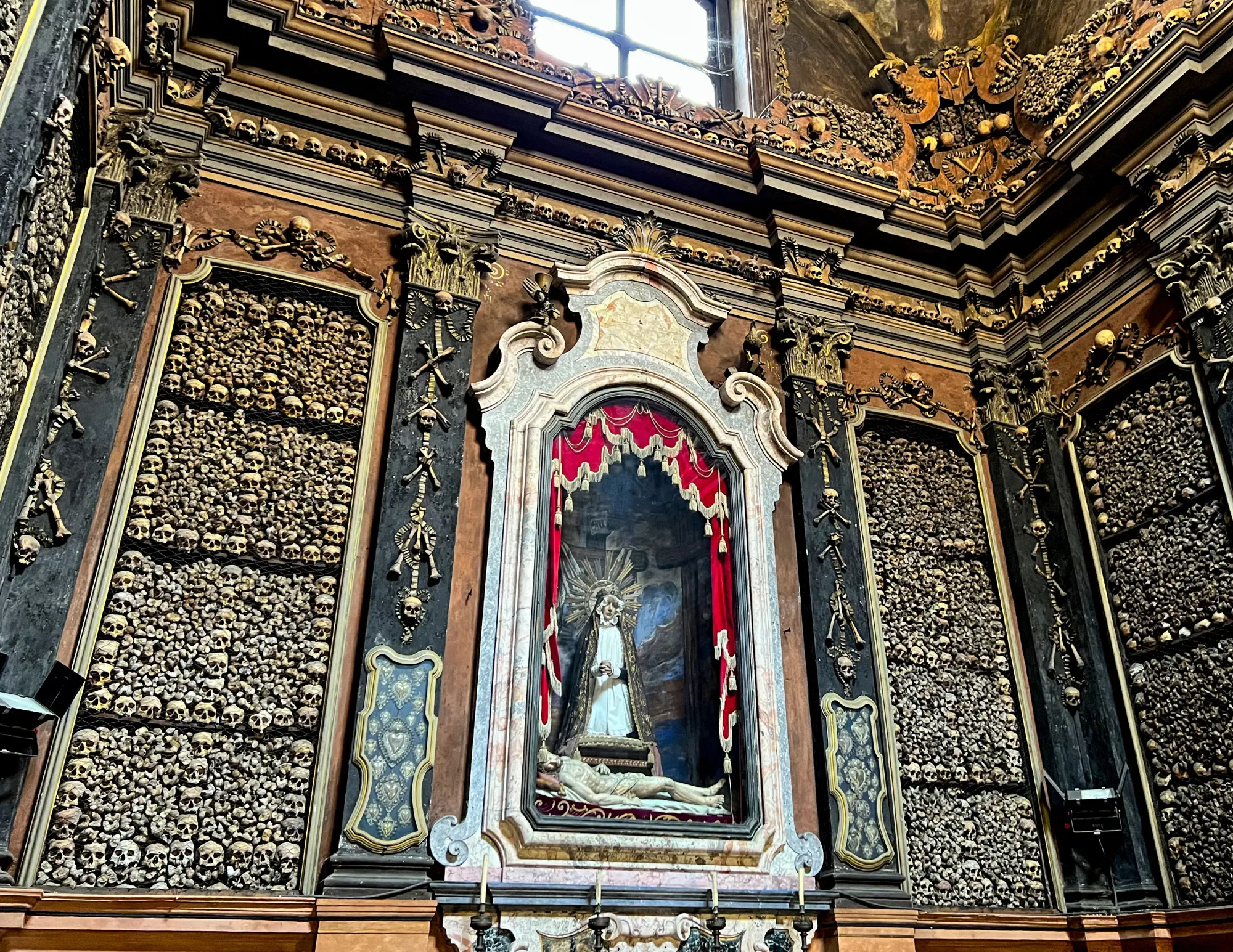 Altar with walls decorated with human bones and skulls